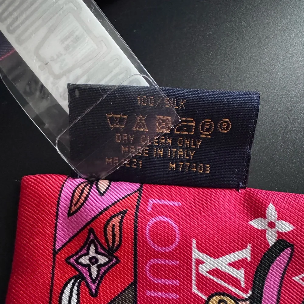 Brand NEW Louis Vuitton Silk Monogram Bandeau Vivienne Scarf, M77403 - Picture 5 of 5